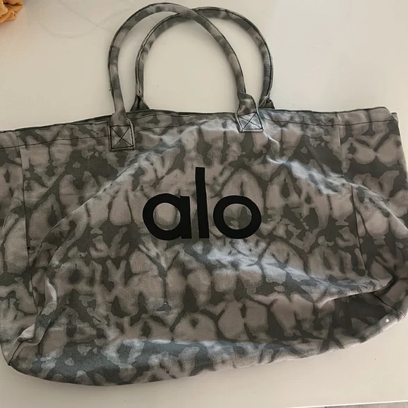 Alo Duffle Tote Bag - Picture 2 of 5